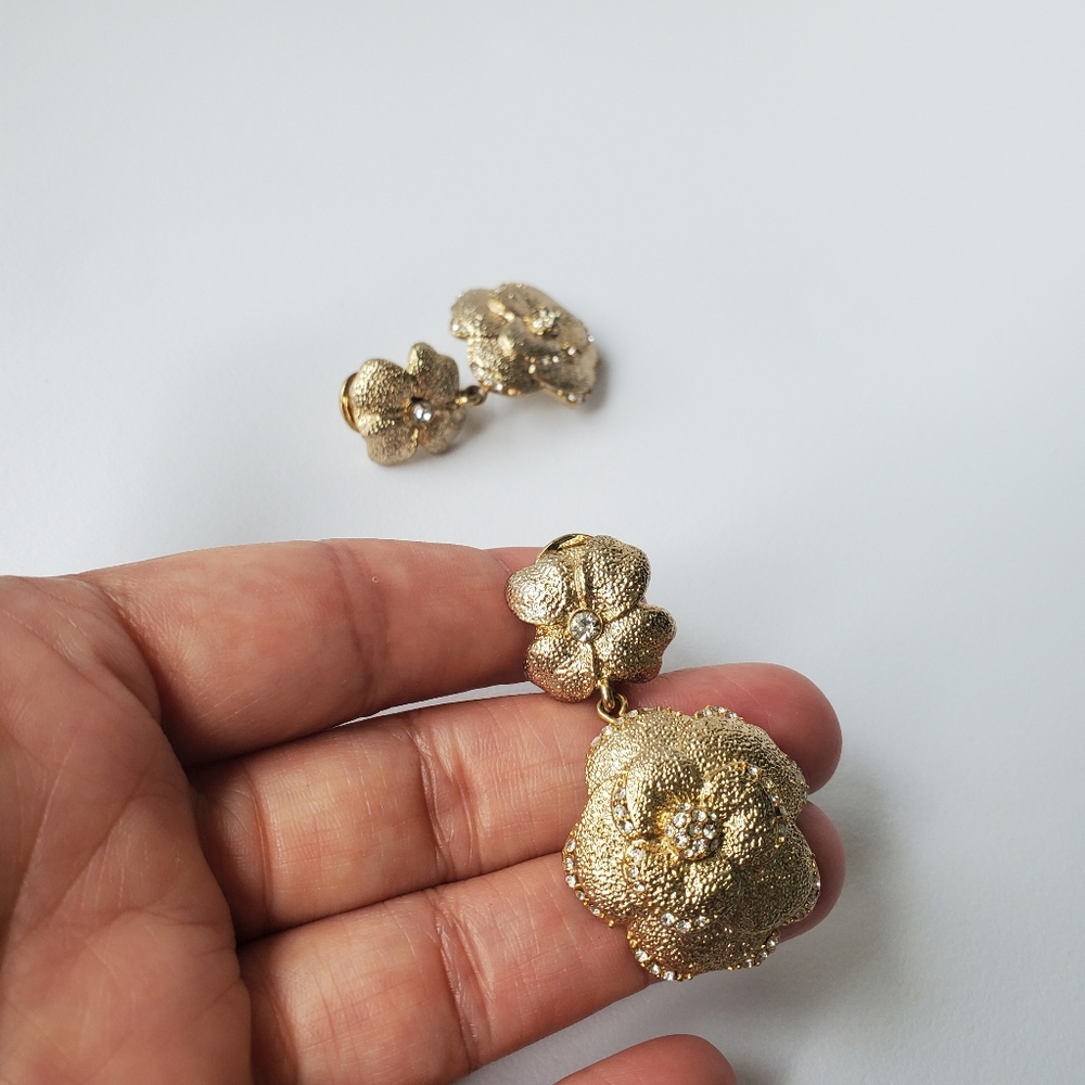 Clip-On Drop Earrings Flower Hammered Gold Tone and Rhinestones Vintage Look - Picture 2 of 4